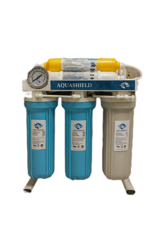 تصفیه آب خانگی AQUASHIELD – مدل اسمز معکوس (Reverse Osmosis) دستگاه تصفیه آب خانگی AQUASHIELD مجهز به سیستم پیشرفته RO بوده و با بهرهگیری از ۵ تا ۶ مرحله فیلتراسیون، قادر است املاح مضر، کلر، رسوبات و بو و مزه نامطلوب آب شهری را بهطور کامل حذف کند. وجود سه هوزینگ استاندارد و فیلترهای تکمیلی، کیفیت آب خروجی را در بالاترین سطح تضمین میکند.