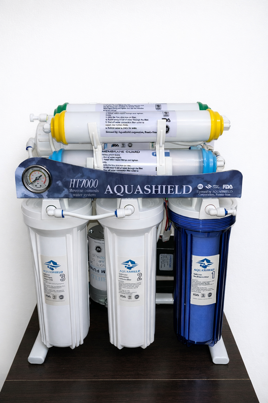 دستگاه تصفیه آب Aquashield HT-7000 تحت لیسانس تایوان، با بهرهگیری از سیستم اسمز معکوس (RO) تا 99٪ آلایندهها، کلر، املاح مضر و بو و طعم نامطبوع آب را حذف میکند. این دستگاه با چند مرحله فیلتراسیون، فیلتر ممبران باکیفیت و کیفیت ساخت بالا، گزینهای ایدهآل برای تأمین آب سالم و گوارا در مصارف خانگی و اداری است